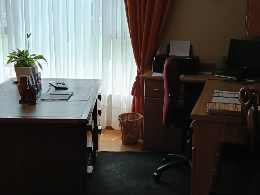 5 Bedroom Property for Sale in Loumar Western Cape